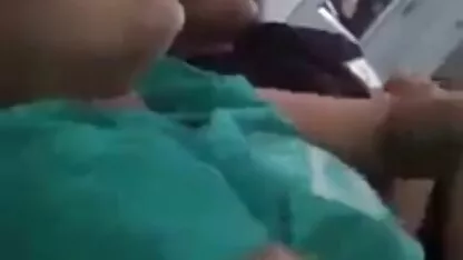 Asiatique étudiants sucer vidéos nues professeur tandis que ses camarades de classe sont l'écriture des tâches