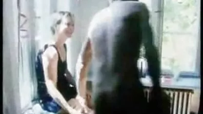 La blonde a jeté video de femme nue sur la plage l'homme et sa bite