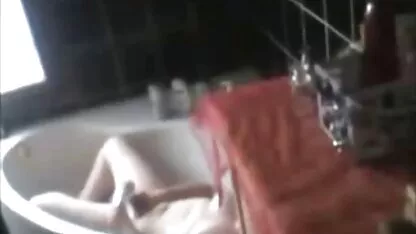 Fille russe avec de petits seins fille nue vidéo sautant sur un membre d'amis