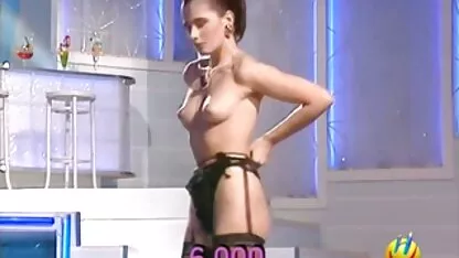 Bibi latex pompage de l'urine du phallus d'un homme video femme nue sous la douche