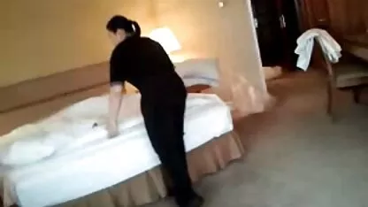 Un homme masqué video volee nue a attaqué un modèle de webcam et sa bite devant l'utilisateur le chat