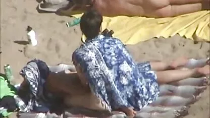 La secrétaire tukif fille nu du cliché avec un homme excité