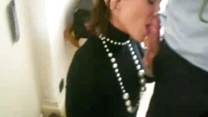 Les deux goujons ont tenu un gangbang avec des poussins aux gros seins vidéos de sexe tout nu