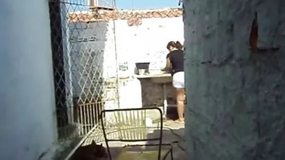 Homme rugueux baise une jeune video nue sous sa jupe fille dans la gorge