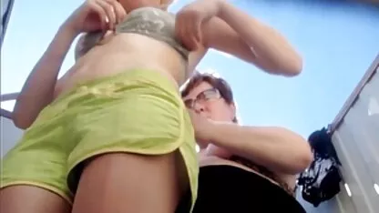 Jeune femme avec video mere et fille nue des lunettes caressant sa chatte poilue avec vibromasseur