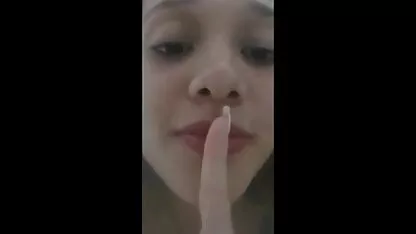 La jeune fille séduite par video femmes nues gratuit les persuasions d'un homme d'avoir des relations sexuelles russes sans retenue