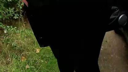 Masturbation joues Un merveilleux à travers un pantalon nue fille video serré dans le porno privé