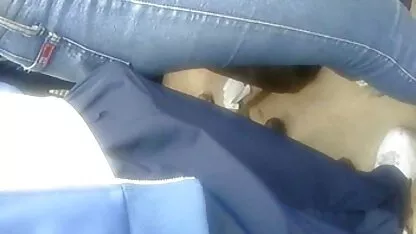Daria video femmes nues plage bronzer sur la plage écartant ses jambes minces