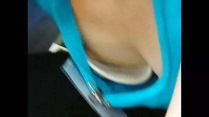 La beauté noire video allemande nue se moque d'un esclave blanc dans la session BDSM
