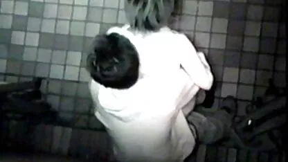 Femme de ménage dans la salle de bain baise avec le maître de la video femme blonde nue chaleur