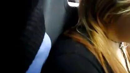 Les hommes qui font attention à une fille russe et séduit, bien baisée dans le video femme nu a la plage cul