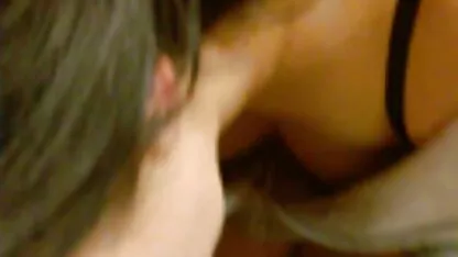Domina avec de gros seins sucer un navet en faux taxi video mature nu