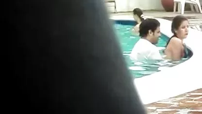 Femme de ménage video femmes nues plage en bas noirs donnant une pipe gorge à M. Chauve