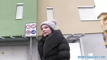 Le femme nudiste video gars a fait sauter une casquette d'amant