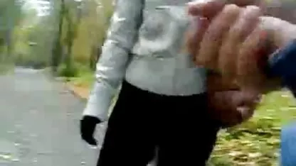 Arabka a mature nue en public jeté le bâton après avoir prié