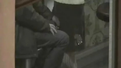Maîtresse libère l'esclave de la cage, léché, puis bien nues vidéo baisé