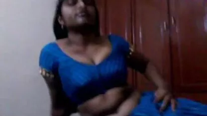 Le modèle a montré video nue sous la jupe une silhouette étonnante dans le chat porno