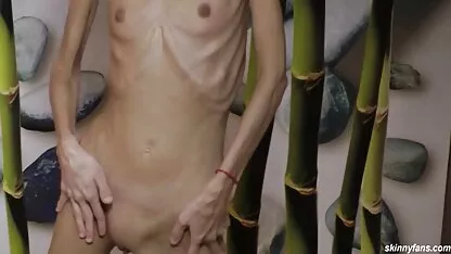 Khokhlushka salope blonde nue sexe actif avec deux hommes alpha