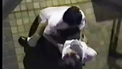 Lié filles obéissant heureux de supporter comme il a été frappé dans le vieille grand mère nue cul