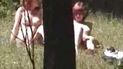 Lera se déshabiller sur la plage et nager nu belle femme nu video dans la mer