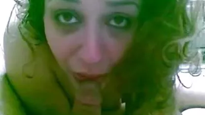 Drocher ne jeune fille de 18 ans toute nue va nulle part pour une jeune fille portant un short et le déplacer