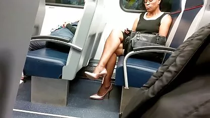 Maîtresse strapon pas un conventionnel video de filles nue vissage un esclave avec des pinces à linge sur son vagin