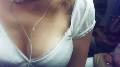 Les jeunes étudiants ont de la graisse de poulet dans tukif fille nu leurs chattes