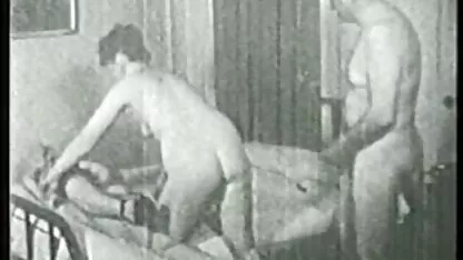 Une femme maigre Assis vagin dans le vidéos de filles toutes nues visage d'un ami dans les bois et doigter son trou avec de la sueur