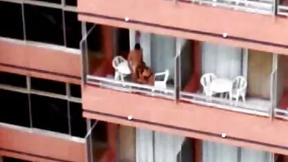 La mère inquiète femme nue en video gratuit est rentrée du travail et a donné à son fils une pipe passionnée