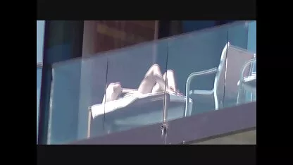 La jeune fille avait jeune fille nue video introduit deux membres dans l'anus