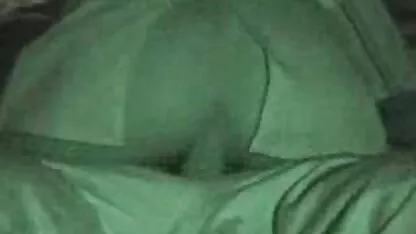 MILF avec des lunettes video de femme tounu mature sucer un jeune homme