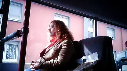Pour brune ronde nue la première fois, une blonde vissant activement l'anus