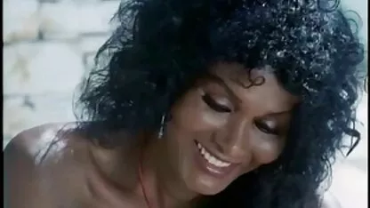 La beauté montre son clitoris black nue xxx excité devant la caméra