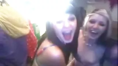 Avec raide secousses de la blonde et se termine dans video jeunes femmes nues son chapeau