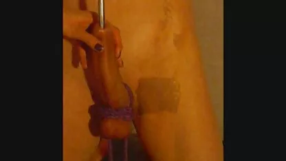Un homme regardant video fille nue sexy nudiste Plage visiteurs