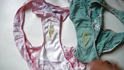 Un homme en latex attaché à la table et phallus masturbation avec forcé femme nue video