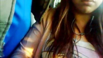 Femmes Sexy en filets caressant chapeau video jeune nue