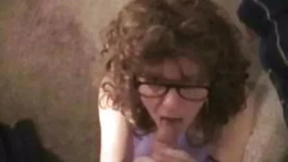 Baise salope nue sous sa jupe un homme noir pendant que son mari travaille